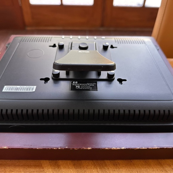 HP 10-1 inch digital picture frame - Picture 4 of 4